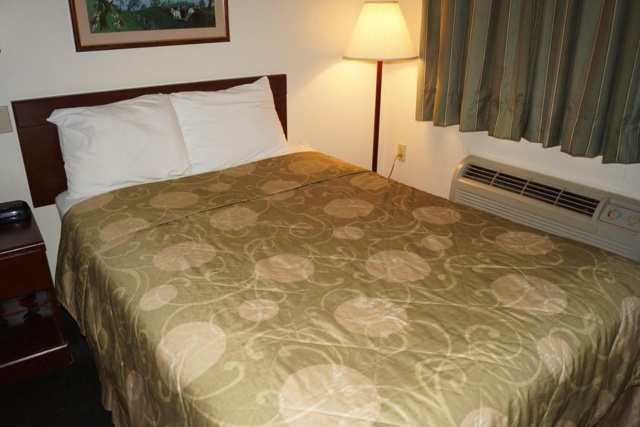 Country Squire Inn And Suites Coshocton Екстериор снимка